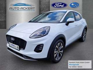 Schräge Frontansicht auf einen Ford Puma , freigestellt
