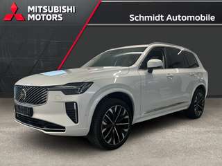 Schräge Frontansicht auf einen Volvo XC90 , freigestellt