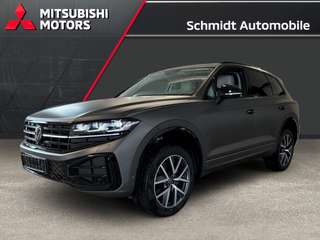 Schräge Frontansicht auf einen Volkswagen Touareg , freigestellt
