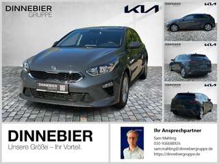 Schräge Frontansicht auf einen Kia cee'd , freigestellt