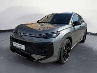 Schräge Frontansicht auf einen Volkswagen T-Roc , freigestellt