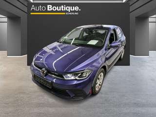 Schräge Frontansicht auf einen Volkswagen Polo , freigestellt