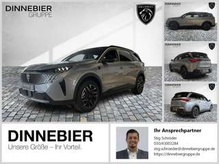 Schräge Frontansicht auf einen Peugeot 5008 , freigestellt