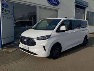 Schräge Frontansicht auf einen Ford Tourneo Custom , freigestellt