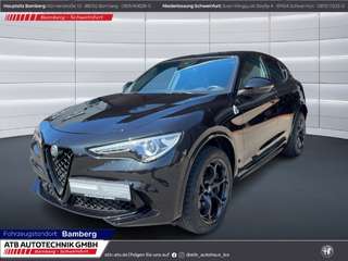 Schräge Frontansicht auf einen Alfa Romeo Stelvio , freigestellt