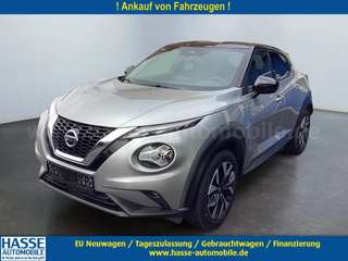 Schräge Frontansicht auf einen Nissan JUKE , freigestellt