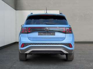 Schräge Frontansicht auf einen Volkswagen T-Cross , freigestellt