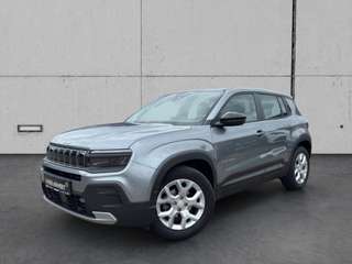 Schräge Frontansicht auf einen Jeep Avenger , freigestellt