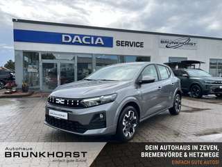 Schräge Frontansicht auf einen Dacia Sandero , freigestellt
