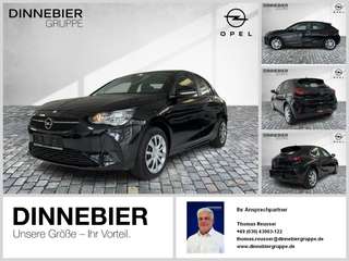 Schräge Frontansicht auf einen Opel Corsa , freigestellt