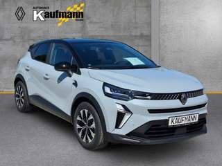 Schräge Frontansicht auf einen Renault Captur , freigestellt