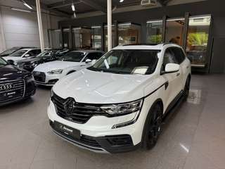 Schräge Frontansicht auf einen Renault Koleos , freigestellt