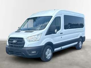 Schräge Frontansicht auf einen Ford Transit , freigestellt