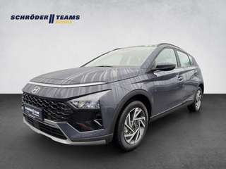 Schräge Frontansicht auf einen Hyundai Bayon , freigestellt