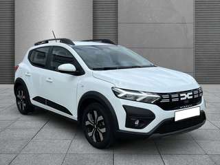 Schräge Frontansicht auf einen Dacia Sandero , freigestellt