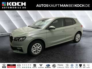 Schräge Frontansicht auf einen Skoda Fabia , freigestellt