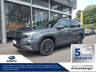 Schräge Frontansicht auf einen Subaru Forester , freigestellt