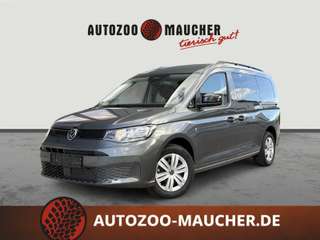 Schräge Frontansicht auf einen Volkswagen Caddy , freigestellt