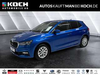 Schräge Frontansicht auf einen Skoda Fabia , freigestellt