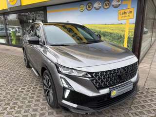 Schräge Frontansicht auf einen Renault Austral , freigestellt