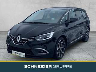 Schräge Frontansicht auf einen Renault Grand Scénic , freigestellt
