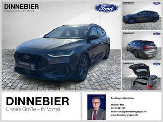 Schräge Frontansicht auf einen Ford Focus , freigestellt