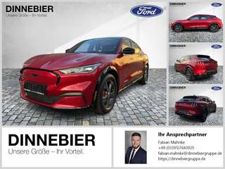 Schräge Frontansicht auf einen Ford Mustang Mach-E , freigestellt