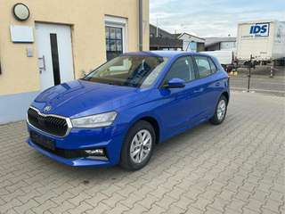 Schräge Frontansicht auf einen Skoda Fabia , freigestellt