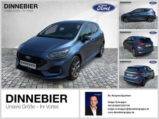 Schräge Frontansicht auf einen Ford Fiesta , freigestellt