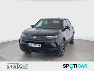 Schräge Frontansicht auf einen Opel Mokka , freigestellt