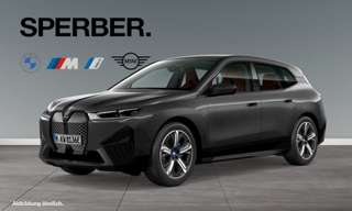 Schräge Frontansicht auf einen BMW iX , freigestellt