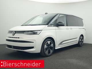 Schräge Frontansicht auf einen Volkswagen Multivan , freigestellt