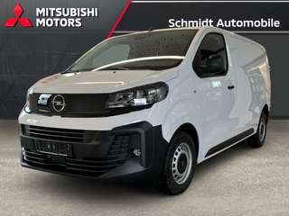 Schräge Frontansicht auf einen Opel Vivaro , freigestellt