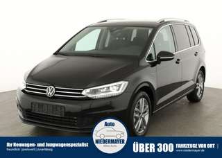 Schräge Frontansicht auf einen Volkswagen Touran , freigestellt