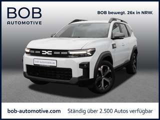 Schräge Frontansicht auf einen Dacia Bigster , freigestellt