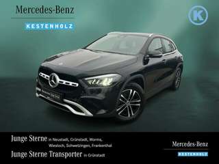 Schräge Frontansicht auf einen Mercedes-Benz GLA , freigestellt