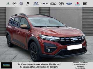 Schräge Frontansicht auf einen Dacia Jogger , freigestellt