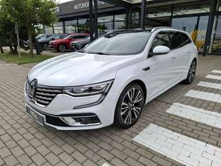 Schräge Frontansicht auf einen Renault Talisman , freigestellt
