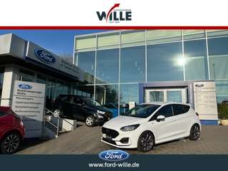 Schräge Frontansicht auf einen Ford Fiesta , freigestellt