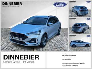 Schräge Frontansicht auf einen Ford Focus , freigestellt