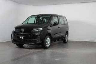 Schräge Frontansicht auf einen Opel Combo , freigestellt