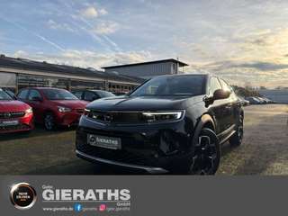 Schräge Frontansicht auf einen Opel Mokka , freigestellt