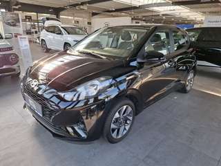 Schräge Frontansicht auf einen Hyundai i10 , freigestellt