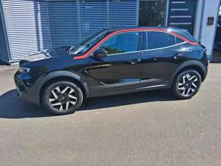 Schräge Frontansicht auf einen Opel Mokka , freigestellt