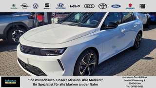 Schräge Frontansicht auf einen Opel Astra , freigestellt