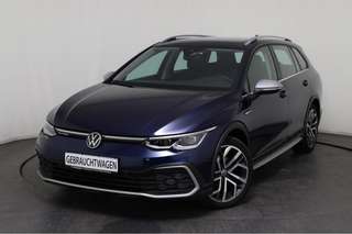 Schräge Frontansicht auf einen Volkswagen Golf , freigestellt