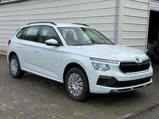 Schräge Frontansicht auf einen Skoda Kamiq , freigestellt