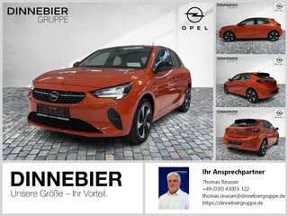 Schräge Frontansicht auf einen Opel Corsa , freigestellt