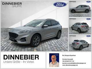 Schräge Frontansicht auf einen Ford Kuga , freigestellt