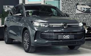 Schräge Frontansicht auf einen Volkswagen Tiguan , freigestellt